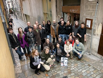 Alguns dels participants en el festival, ahir al migdia, davant de La Penyora.  MANEL LLADÓ