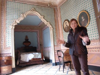 La directora del museu Ester Magrinyà, al dormitori de la casa,i la cuina i el bany modern que s'hi va instal·lar.  A. ESTALLO