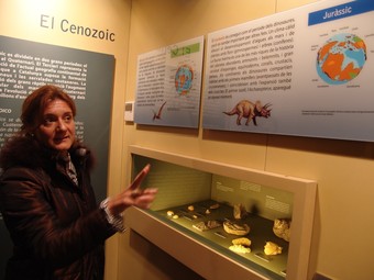La directora del museu mostra alguns dels fòssils.  A.E
