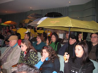 Obertura de paraigües a la sala de plenaris de l'Ajuntamet en senyal de protesta. /  CEDIDA