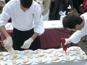 Dos cuiners preparen degustacions fets amb fesol de Santa Pau. A.V