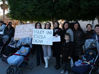 Protesta dels pares i alumnes del col·legi públic Ciutat de Cremona d'Alaquàs. /  ARXIU