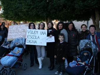 Manifestació de mares i pares de l'escola Ciutat de Cremona. EL PUNT AVUI