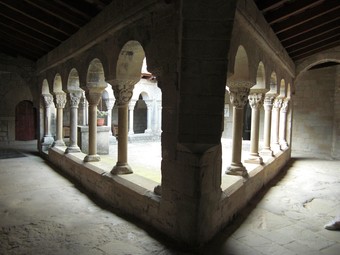 Claustre romànic de la canònica agustiniana de Santa Maria de Lluçà.  CONSORCI DEL LLUÇANÈS
