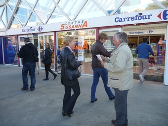 Pep Riera repartint fulletons davant del Carrefour. T.M