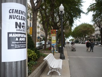 Un cartell on es convoca a la manifestació d'avui, a la rambla de Tarragona. M.C