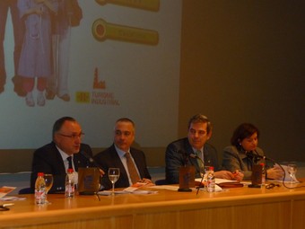 Representants de la Generalitat i de l'estat, dirigint-se als assistents al costat del president de la XATIC, Pere Navarro.  M.C.B