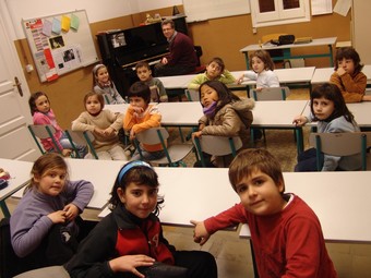 Alumnes d'una classes d'iniciació, ahir, a l'escola Robert Gerhard.  A. ESTALLO