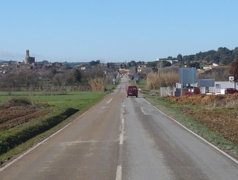 La carretera GI-643, amb el nucli de Parlavà al fons. A.V