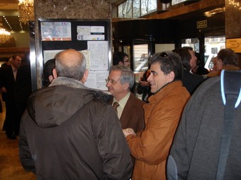L'alcalde d'Ascó, al centre de la imatge, parlant amb altres regidors de la Ribera després de l'assemblea de l'AMAC.  Ò.M.J