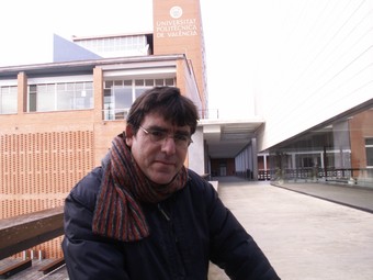El professor Iván González a un racó del Campus de la Universitat. /  CEDIDA