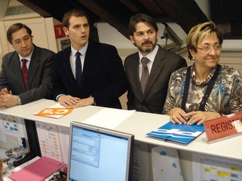 Josep Maria Pelegrí (CiU), Albert Rivera (Ciutadans), Oriol Pujol (CiU) i Dolors Montserrat (PP), al registre del Parlament.