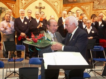 L'alcalde de Sant Pol, Manuel Mombielña, fa entrega del guardó a Eduard Estol, director del Cor Germanor PITU ESTOL