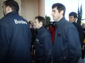 Bombers del GRAF Barcelona entrant ahir al matí als jutjats de Gandesa.  JUDIT FERNÀNDEZ