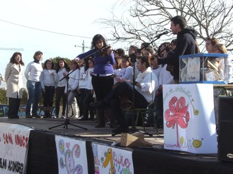 El cantautor Pau Alabajos intervé en l'acte organitzat al pati de l'escola. /  V.FONT