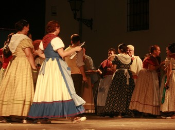 El grup de danses «El ball de Torrent» realitza una mostra de folklore valencià a la plaça de l'Església. /  ARXIU