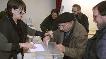 Un votant a les Borges Blanques el dia 13 de desembre passat.  EFE