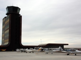 La torre de control i avionetes estacionades a l'aeroport d'Alguaire.  ACN