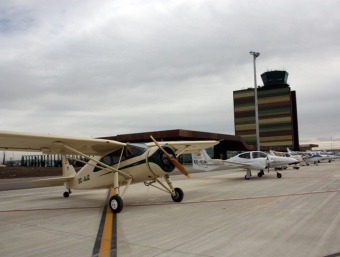 Avionetes estacionades a l'aeroport de Lleida-Alguaire, en una imatge d'arxiu. ACN