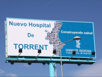 Cartell anunciador existent a la vora dels terrenys del no nat Hospital local. EL PUNT AVUI