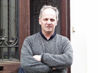 L'escriptor al portal de casa seva, a Premià de Mar, el 2000, quan va publicar «Anna K».  T.M
