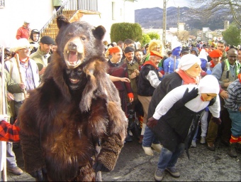 L'ós de Sant Llorenç de Cerdans amb els personatges que intervenen en aquesta festa. ARXIU