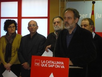 Joan Ruiz, envoltat de regidors del PSC dels municipis amb terme de pas de l'A-27. /  I.M