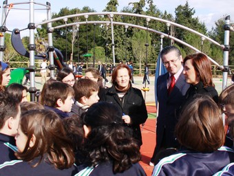L'alcaldessa de Torrent atén les explicacions d'uns escolars portats a posta al parc. /  CEDIDA
