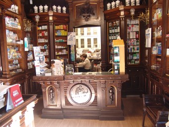 La farmàcia Viscasillas va ser fundada l'any 1867 i es troba al centre històric de Valls.  A. ESTALLO