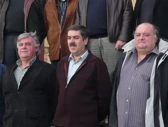 Foto de família dels alcaldes i representants de sectors contraris a l'actual proposta de parc. A.V