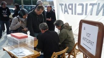 Un moment de la votació que ahir es va dur a terme de forma anticipada a fora del pavelló de la Bisbal d'Empordà.  J.C
