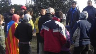 Els participants en arribar al cim del puig Montori, a Parlavà.