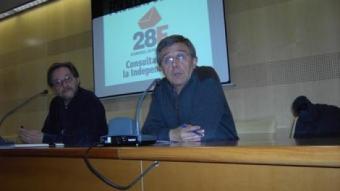 El periodista Enric Frigola i l'escriptor Xavier Cortadellas, en la conferència de dissabte a l'auditori de l'ajuntament. Forallac Decideix