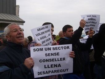 Els pescadors van fer dilluns una concentració de protesta al port de l'Ametlla.  L.M
