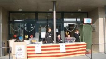 La taula de votacions a l'exterior de la biblioteca de Vilobí d'Onyar.