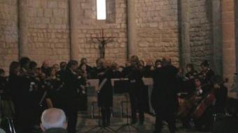 Un moment del concert que va fer la OCE al monestir de Santa Maria de Vilabertran EL PUNT