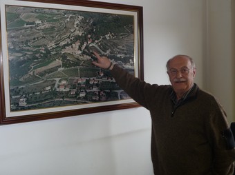 Lluís Caldentey assenyalant ahir el mapa de Pontons on es podria instal·lar el parc.  A.M