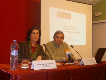 L'alcaldessa de Rubí, Carme García, i l'alcalde de Sant Andreu de la Barca, Enric Llorca, durant la inauguració del procés participatiu sobre Salut. M.C.B