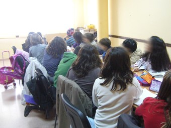 Alumnes fent classe en el centre cívic. J. COLOMER