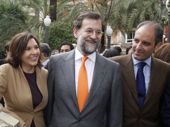 Mercedes Alonso, amb Rajoy i Camps, en una imatge d'arxiu. /  EFE