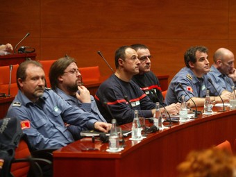 Els compareixents dels bombers ahir davant a la comissió d'investigació del Parlament. QUIM PUIG