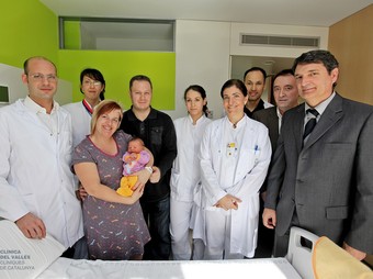 El primer nadó que neix a la remodelada Clínica del Vallès, a Sabadell. EL PUNT