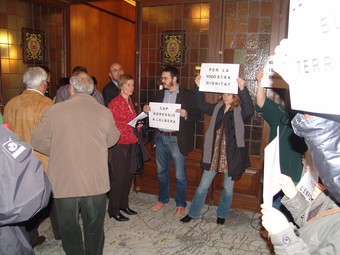 Membres de Salvem l'Empordà van protestar quan els alcaldes entraven a la sala.  J.P