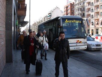 Passatgers del TAV baixant de l'autobús, ahir a Lleida.  ACN
