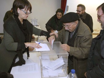 Un avi diposita el seu vot en una de les consultes de diumenge passat. EFE