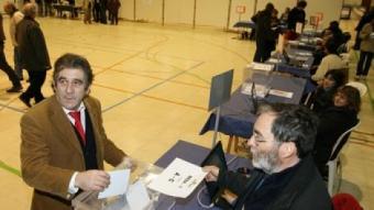 L'alcalde Pep Andreu exercint el seu dret a vot. OLÍVIA MOLET