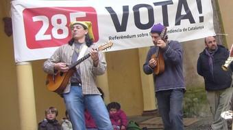 Una actuació musical a l'exterior de la seu de la mesa de Sant Joan de les Abadesses. R. E