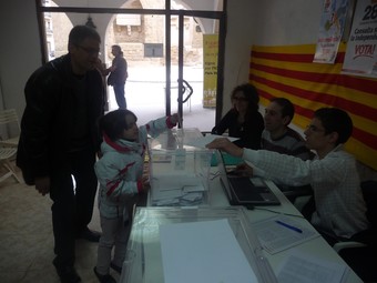 Una nena posa el vot del seu pare a l'urna, ahir a Agramunt.  D. MARÍN