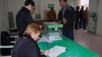 Imatge d'un veí de Gelida participant a la consulta sobiranista. L.M