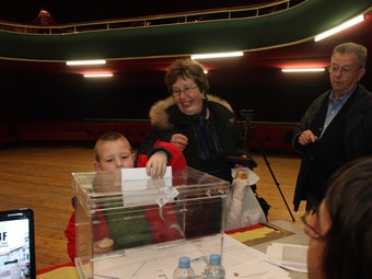 Un moment de la votació al teatre del Casino de Caldes de Montbui. /  ORIOL DURAN